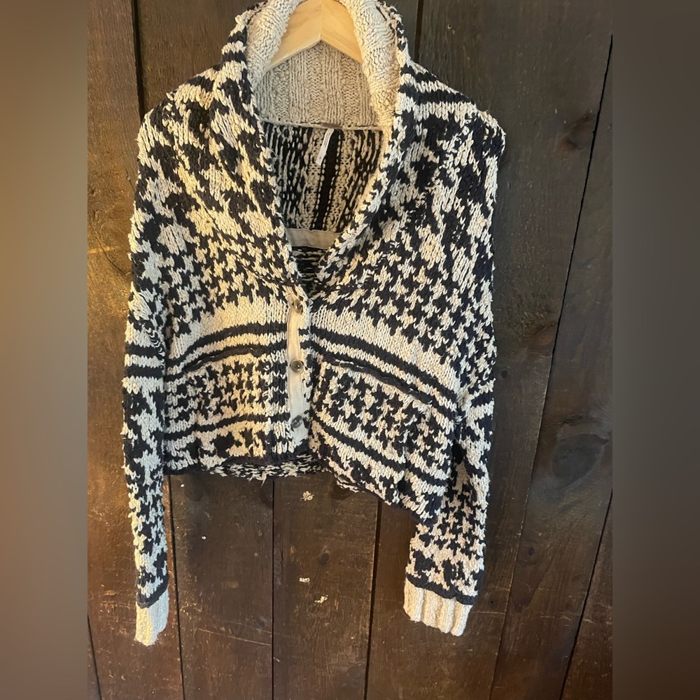 Free People, beautiful sweater. Size small.